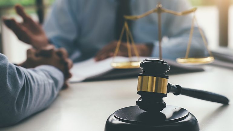 الاستشارات القانونية ؛ المحاماة