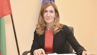 نيكولينا أنجلكوفا وزيرة السياحة البلغارية