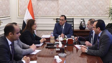 وزيرة التخطيط هالة السعيد و رئيس الوزراء
