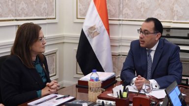 وزيرة التخطيط هالة السعيد و رئيس الوزراء