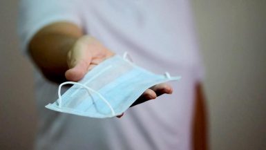 الكمامات ؛ الأقنعة الطبية ؛ المستلزمات الطبية