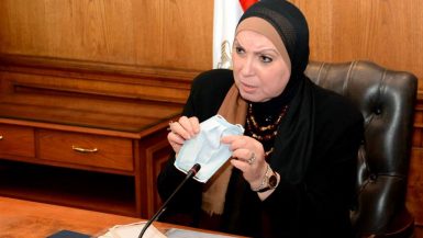 نيفين جامع وزيرة التجارة والصناعة تبحث مع منتجى الملابس الجاهزة تصنيع الكمامات القماش