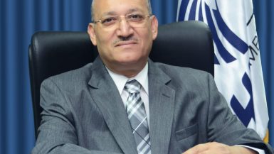 الطيار رشدي زكريا رئيس الشركة القابضة لمصر للطيران