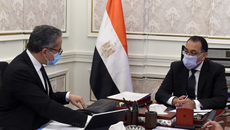 مصطفى مدبولى رئيس الوزراء و خالد العنانى وزير السياحة والآثار