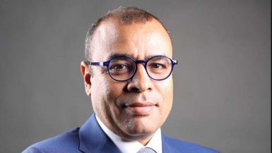 أحمد مكى ؛ بنية