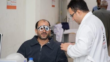 قوافل "نور حياة" تستقبل 3 ألاف مريض لإجراء الكشف الطبى على العيون