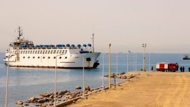 وصول أول سفينة تجارية لميناء الطور منذ سنوات