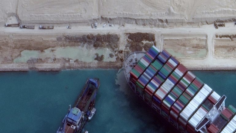 قناة السويس تبدأ فى تعويم السفينة الجانحة بنجاح