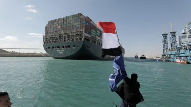 صعود خبراء على متن السفينة الجانحة "إيفر جيفن" لإجراء تحقيق