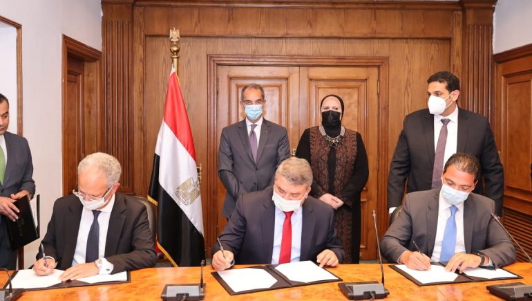 مذكرة تفاهم بين "الاتصالات" و"الصناعة" و"سيمنز" لإنشاء مركز إبداع صناعى فى العاصمة الإدارية