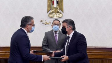 الحكومة توقع عقد تشغيل الخدمات بالمتحف المصرى الكبير مع تحالف "حسن علام"