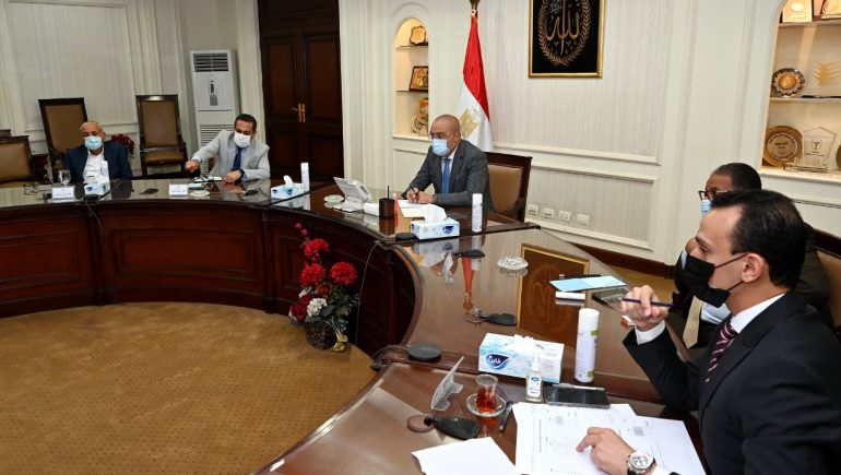 وزير الإسكان يتابع المشروعات المختلفة بمدن "غرب أسيوط" وحدائق أكتوبر وأكتوبر الجديدة