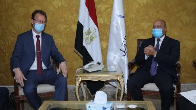 "النقل" تبحث التعاون مع "سكك حديد ألمانيا" بمشروعات الجر الكهربائى