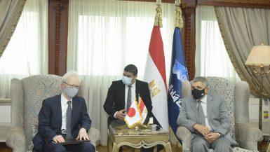 رئيس قناة السويس يبحث مع السفير اليابانى سبل التعاون المشترك