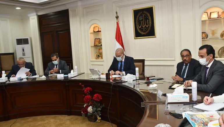 وزير الإسكان يتابع سير العمل بمنطقة الأعمال المركزية فى العاصمة الإدارية