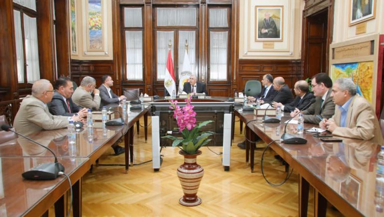 وزير الزراعة يبحث مع "اتحاد النحالين" النهوض بصناعة العسل
