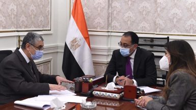 رئيس الوزراء يتابع مع وزير الكهرباء المشروعات المنفذة ضمن مبادرة "حياة كريمة"